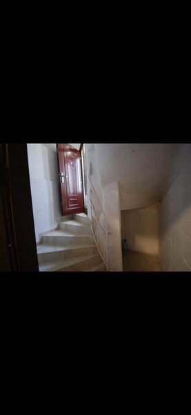 Mitropolie, apartament 3 camere, demisol inalt.